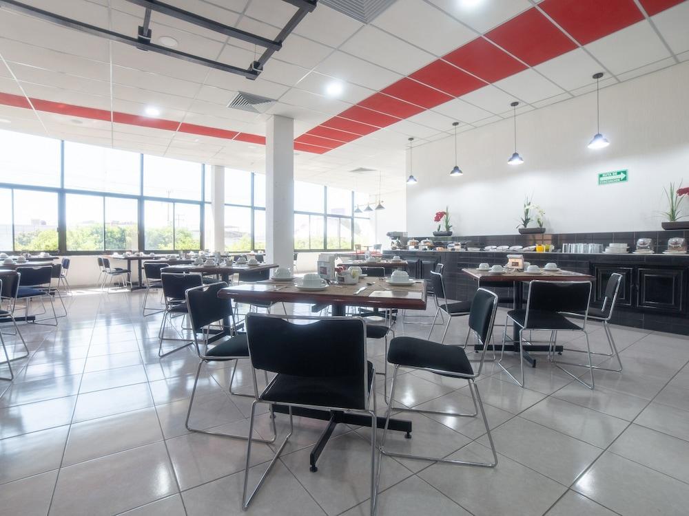 Capital O Hotel Casa Real Celaya Селая Екстер'єр фото