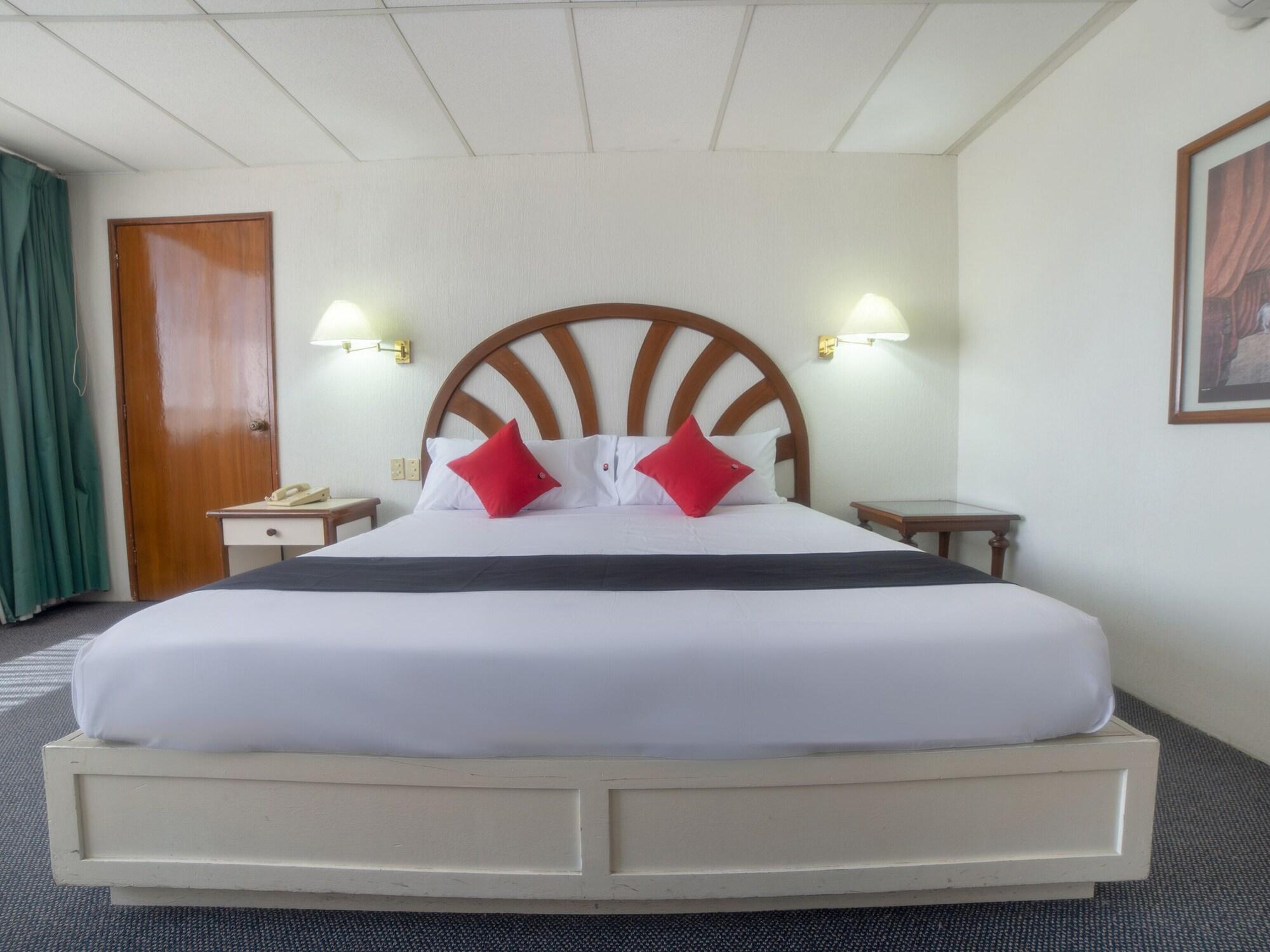 Capital O Hotel Casa Real Celaya Селая Екстер'єр фото